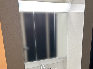 洗面リフォーム 水はね対策もばっちり！キッチンパネルを施工した2階の洗面化粧台